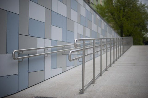 Guide pratique: tout savoir sur la rampe d'accès PMR